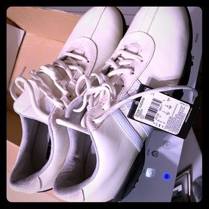 Women’s golf shoes